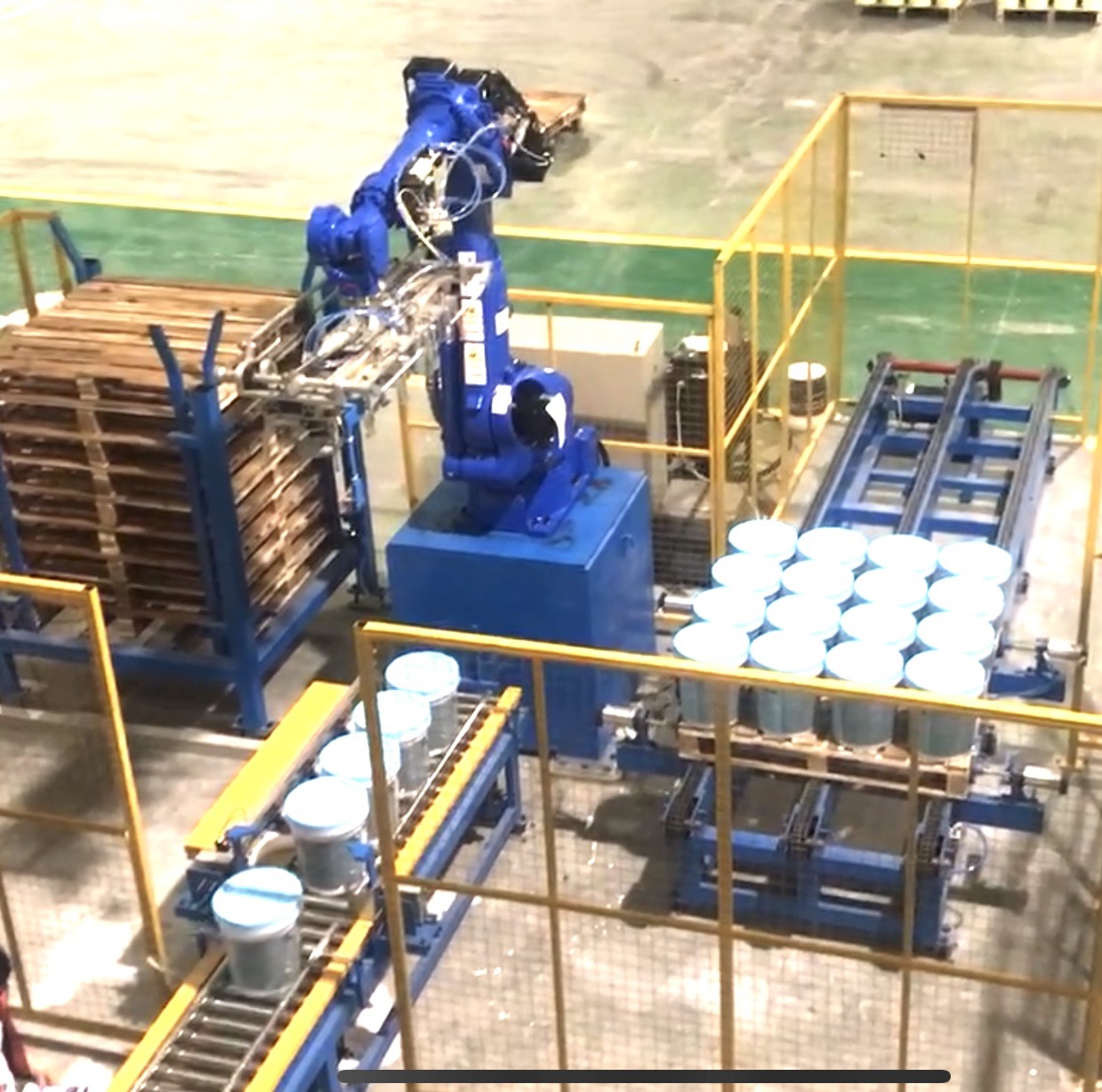 Robot gắp xếp thùng sơn